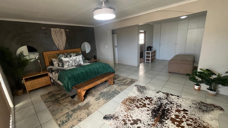 5 Bedroom Property for Sale in Wavecrest Eastern Cape